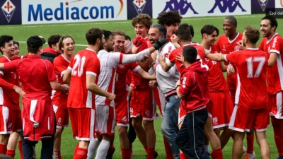 La Lastrigiana festeggia la vittoria nella finale play-off contro il Signa del maggio scorso al "Bozzi" delle Due Strade