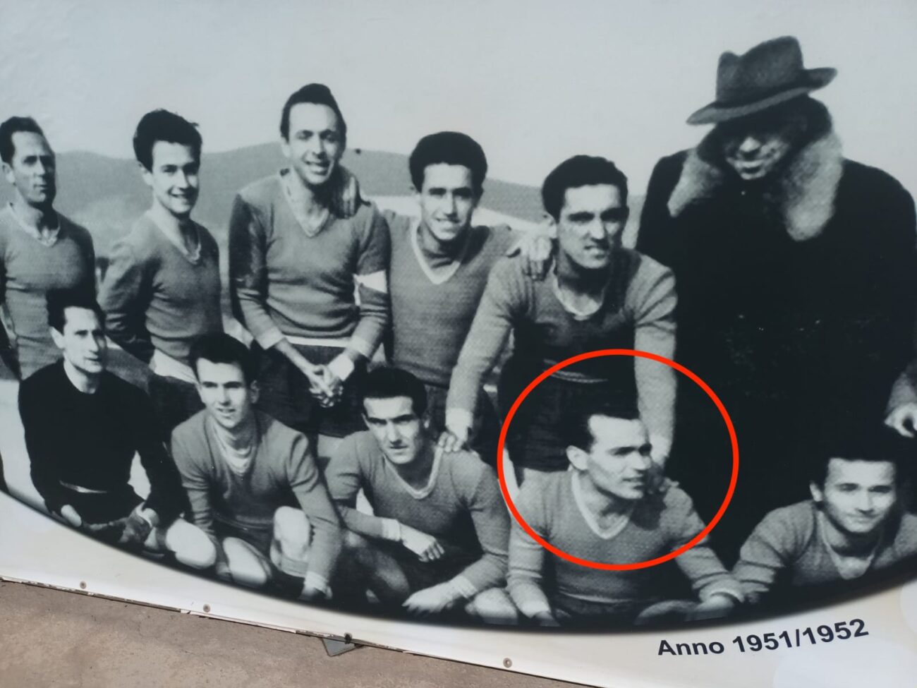 Nella foto con la squadra, Ivo Reggiani è il secondo in basso da destra
